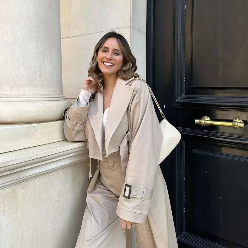 Élodie – lange trenchcoat met ceintuur en reverskraag