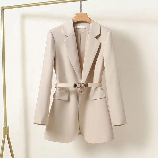 Serena – getailleerde longline blazer met riem en klassieke reverskraag