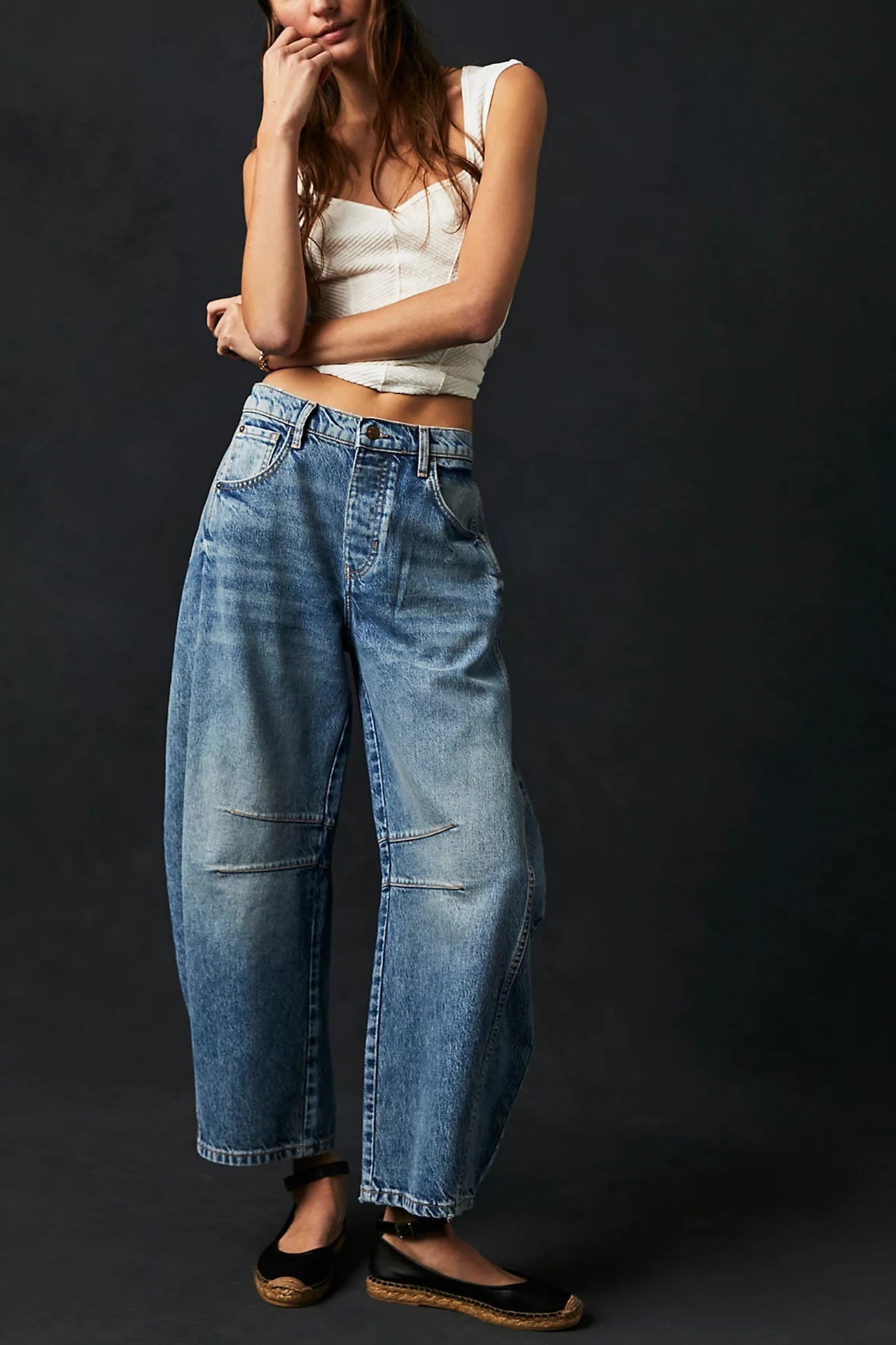 Nina – low-rise jeans met flare pijpen en vintage wash