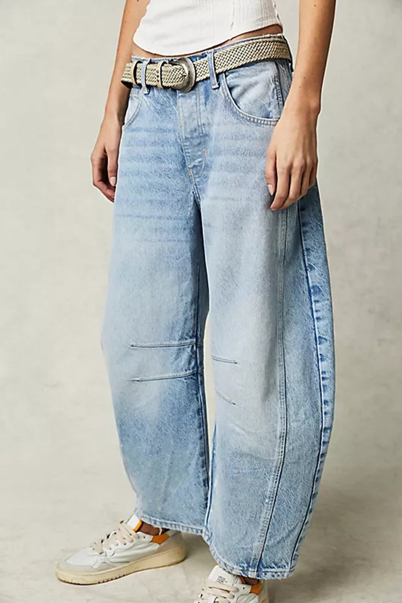 Nina – low-rise jeans met flare pijpen en vintage wash