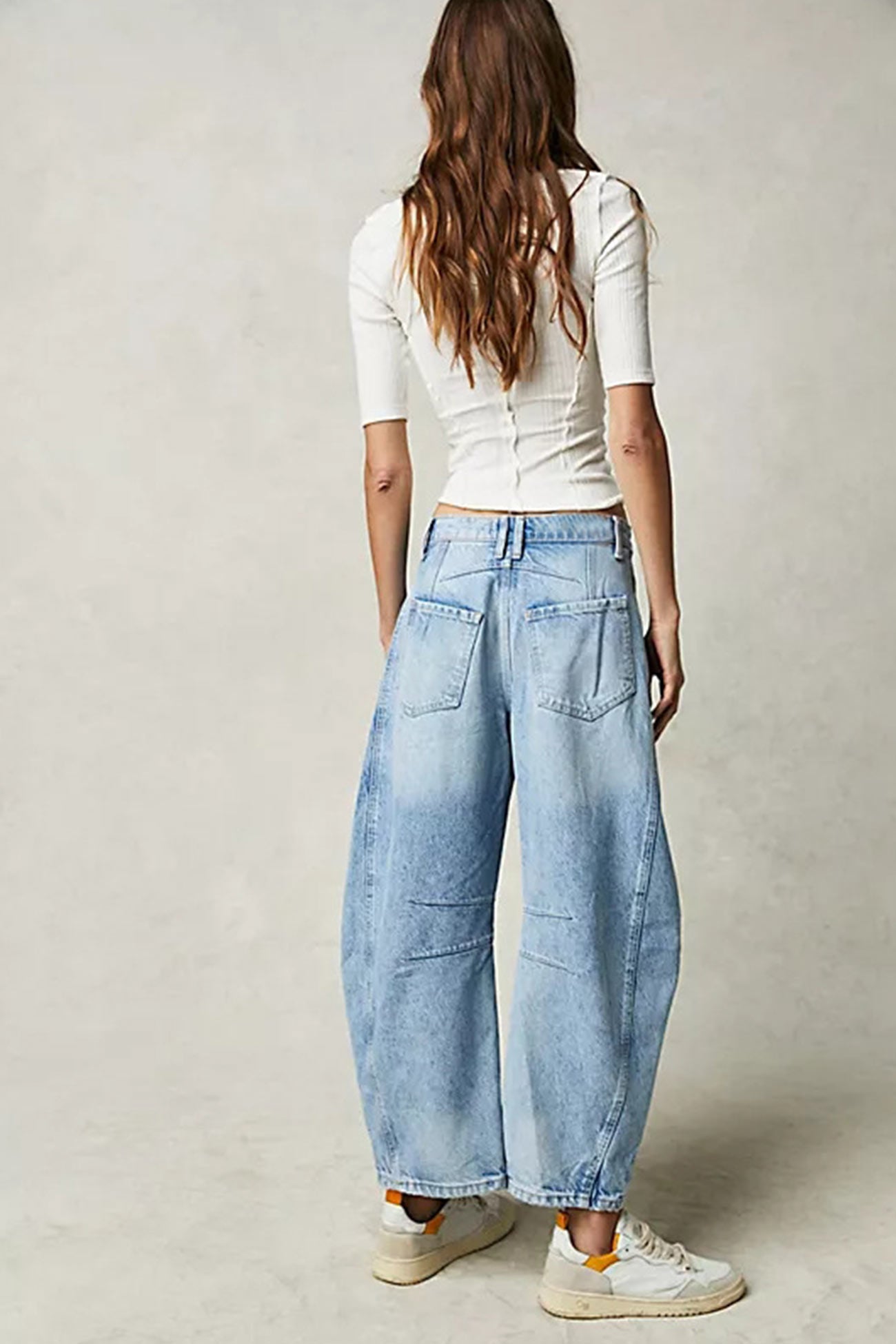Nina – low-rise jeans met flare pijpen en vintage wash