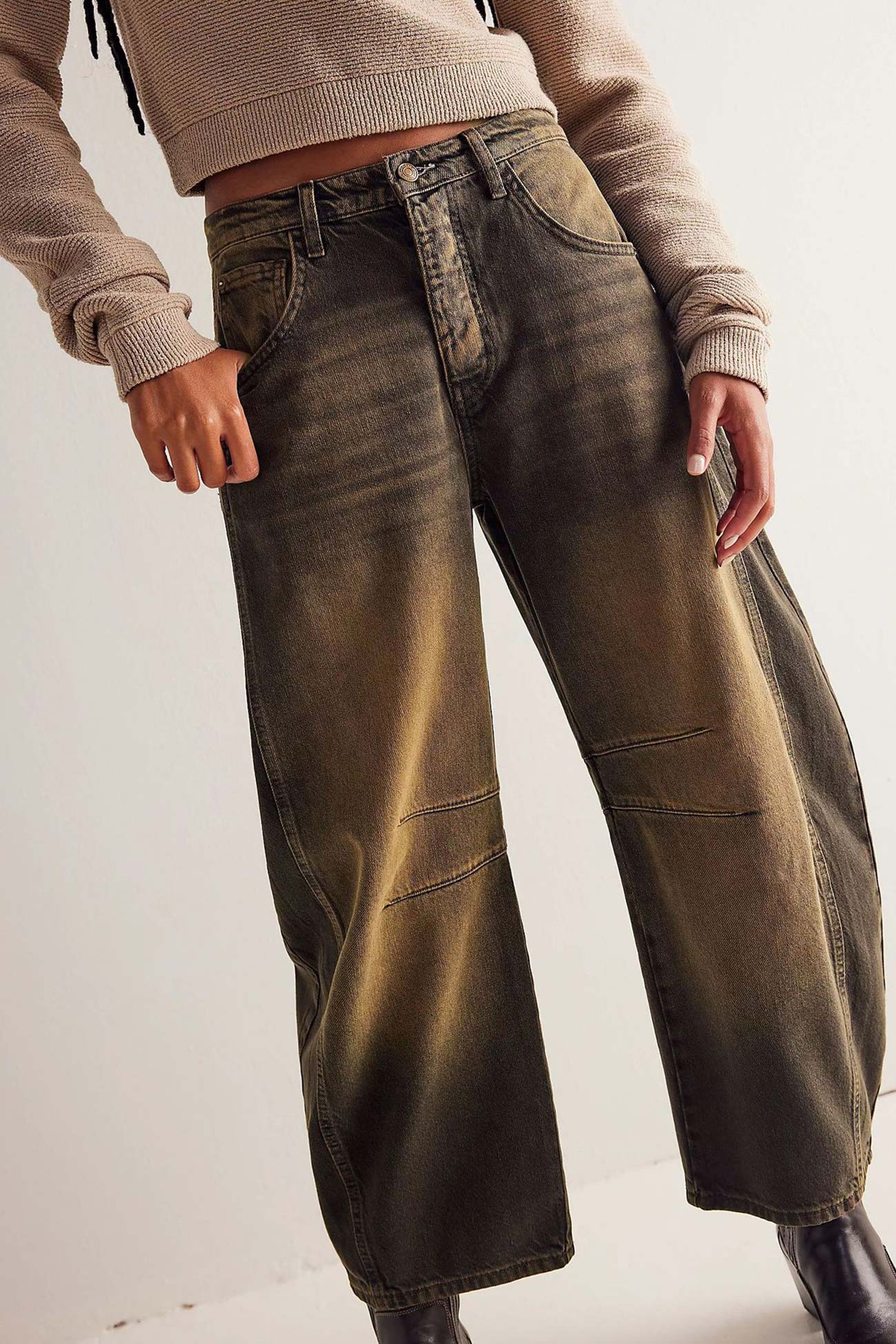 Nina – low-rise jeans met flare pijpen en vintage wash