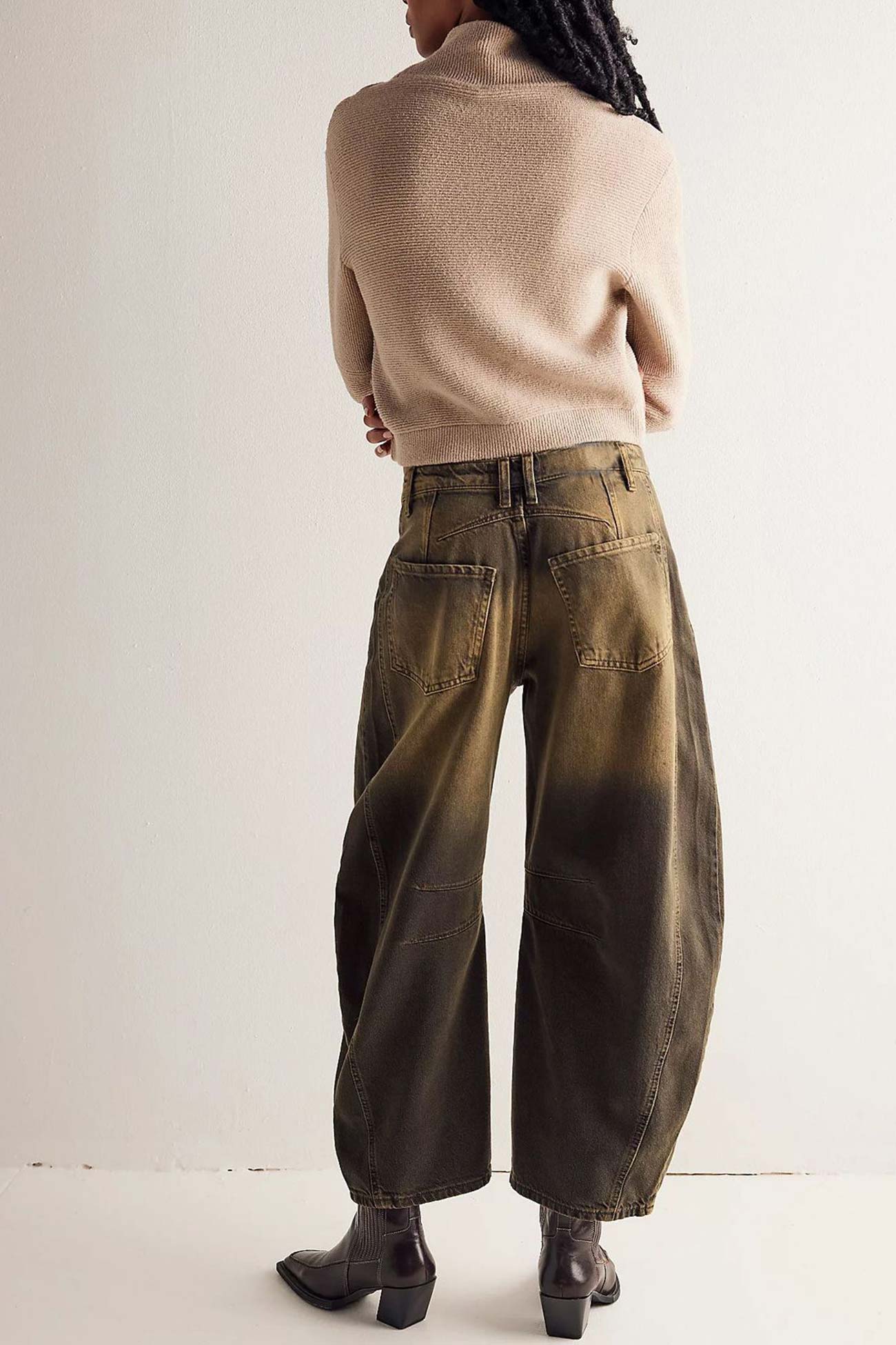 Nina – low-rise jeans met flare pijpen en vintage wash