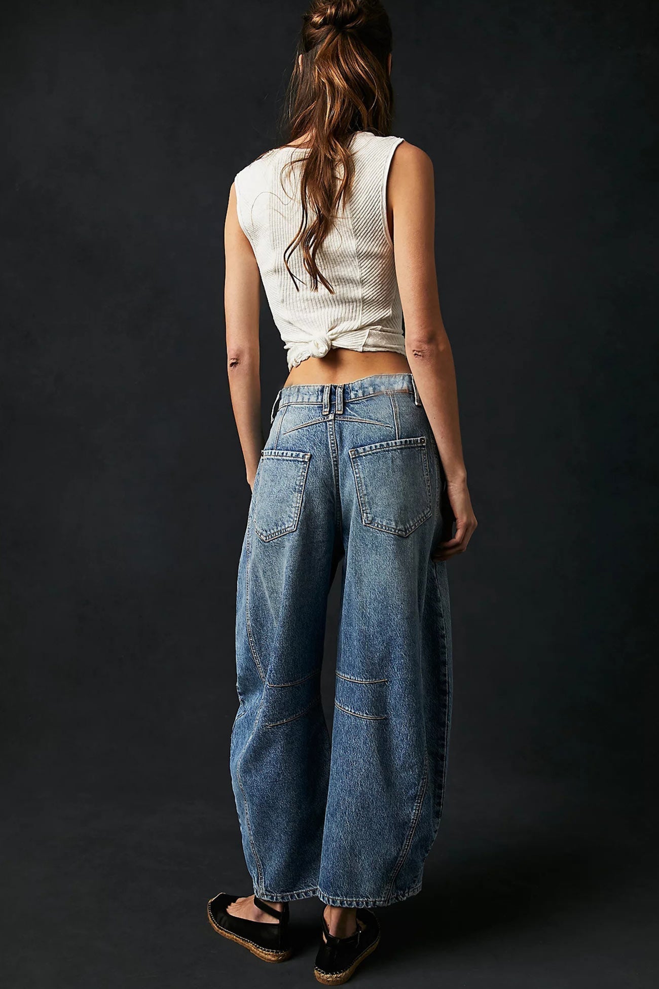 Nina – low-rise jeans met flare pijpen en vintage wash