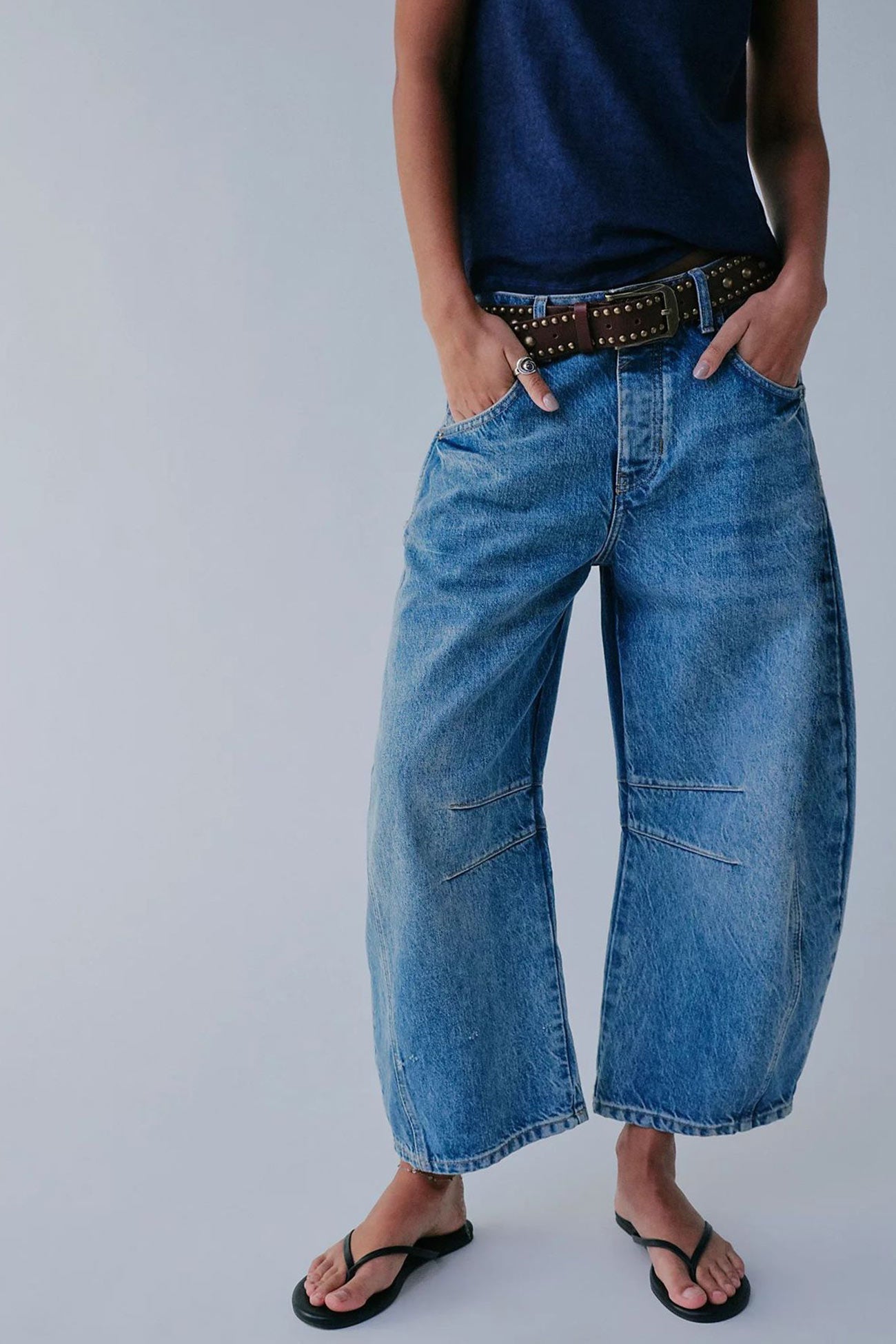 Nina – low-rise jeans met flare pijpen en vintage wash