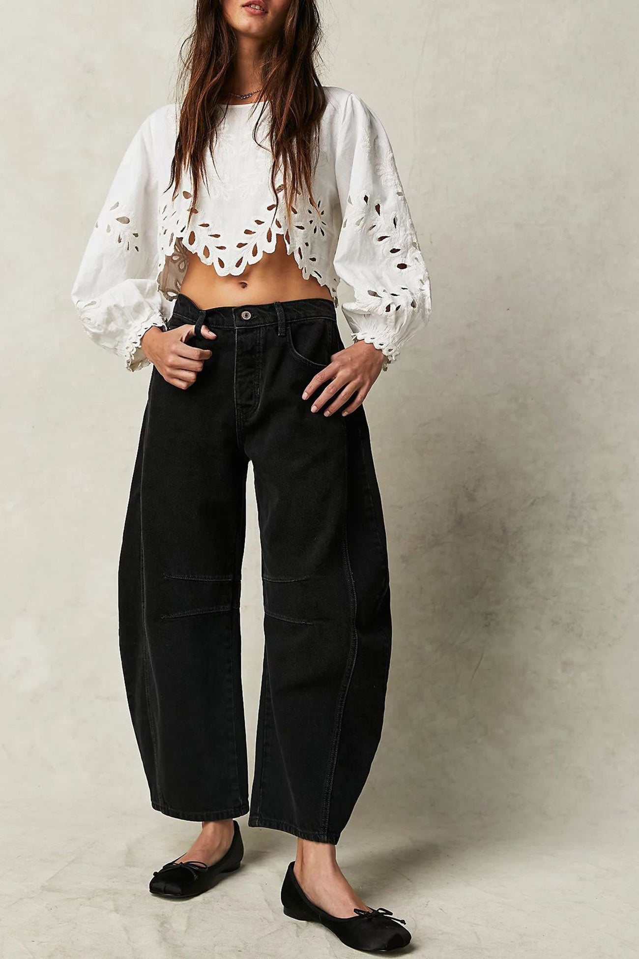 Nina – low-rise jeans met flare pijpen en vintage wash