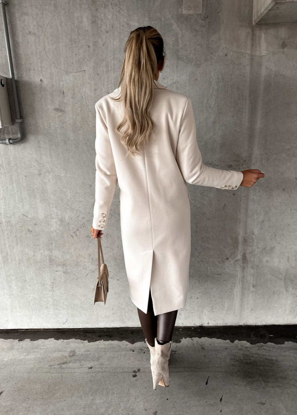 Camille – wollen trenchcoat met afneembare bontkraag en tailleceintuur