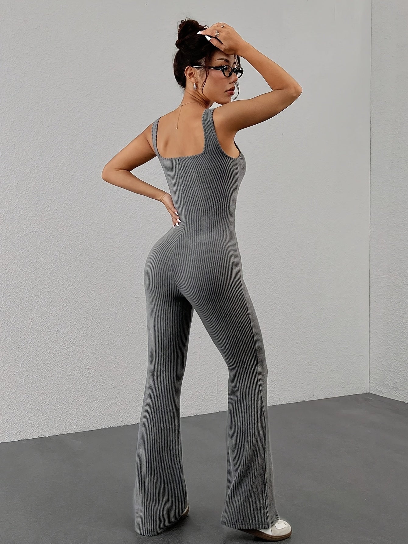 Nadia – Zwarte ribbel jumpsuit met vierkante hals en wijde pijpen