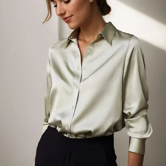 Sofie – satijnen blouse met V-hals en elegante manchetten