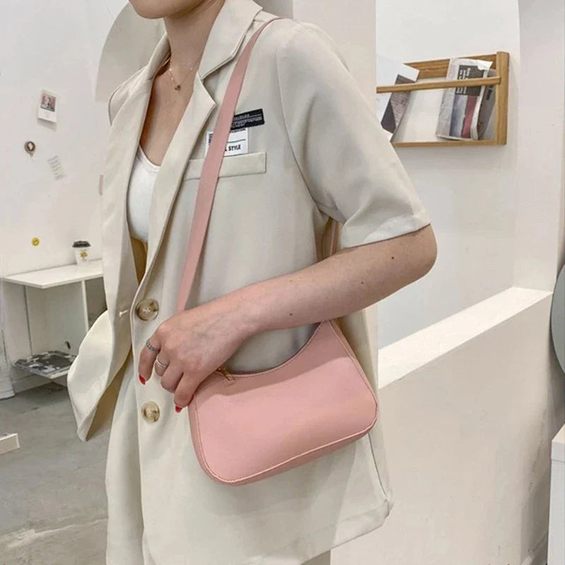 Romy – Zwarte Pu Schoudertas Met Retro Silhouet En Korte Riem