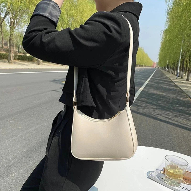 Romy – Zwarte Pu Schoudertas Met Retro Silhouet En Korte Riem