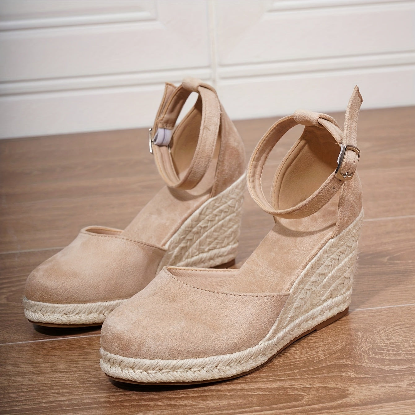 Luna – Beige strappy flat sandal van synthetisch leer met zachte demping