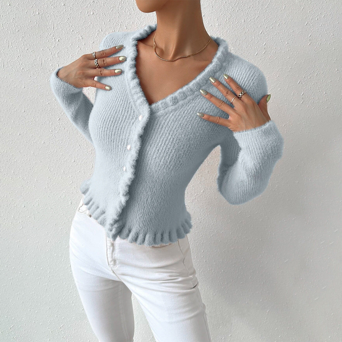 Fleur – getailleerd dames cardigan-vest met parelknoopjes en ruches