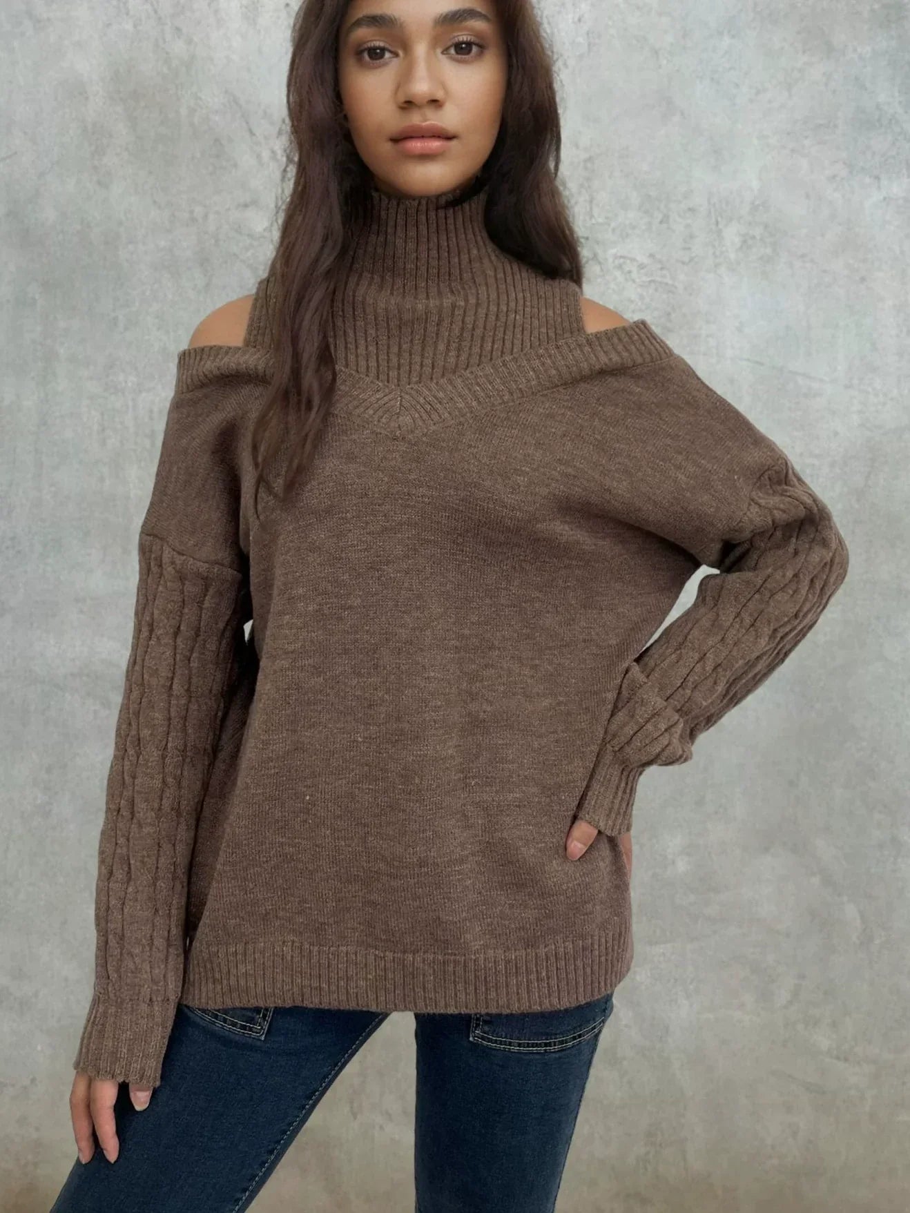 Livia – kabelgebreide off-shoulder trui met lantern mouwen