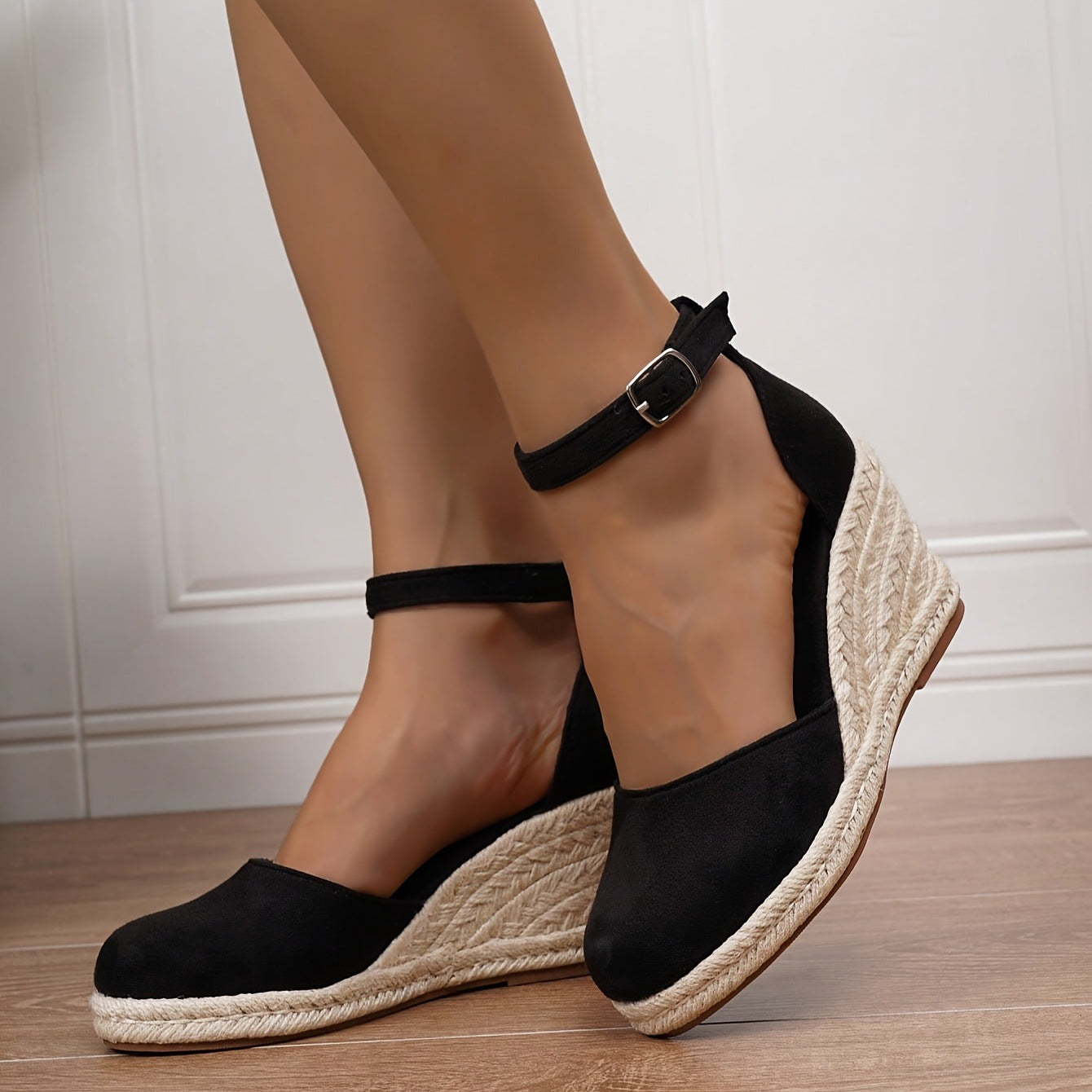Luna – Beige strappy flat sandal van synthetisch leer met zachte demping