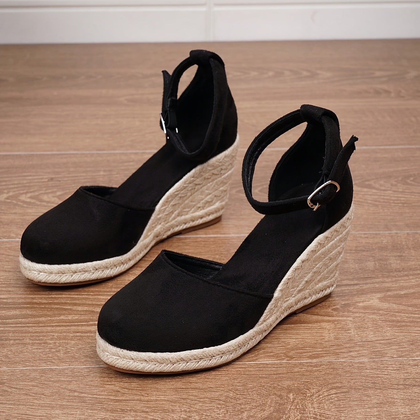 Luna – Beige strappy flat sandal van synthetisch leer met zachte demping