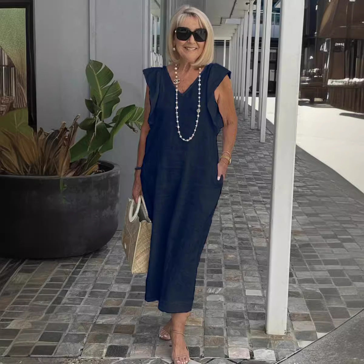 Hallie – mouwloze linnen midi-jurk met elegante V-hals en brede schouders