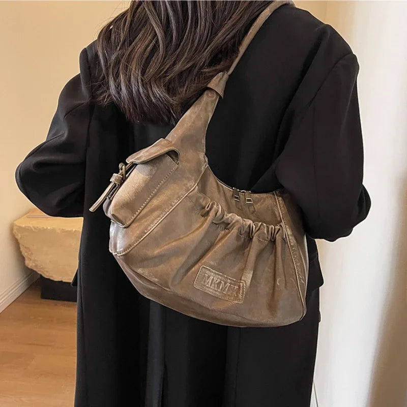 Fay – compacte underarm schoudertas van glad kunstleer met retro vormen