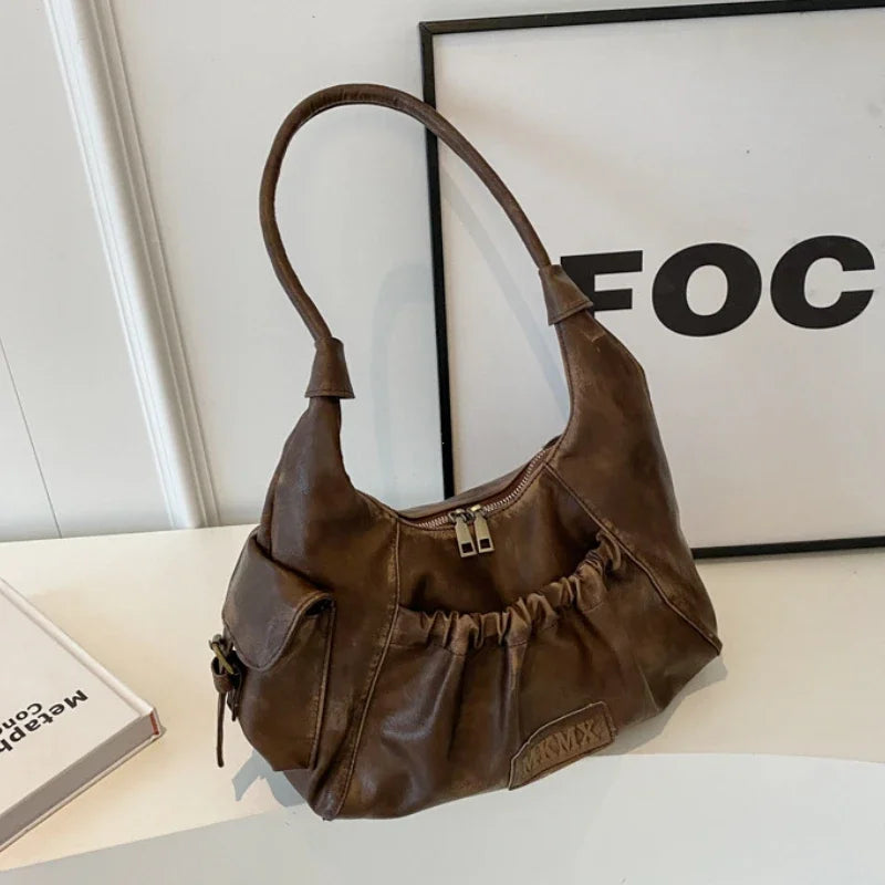 Fay – compacte underarm schoudertas van glad kunstleer met retro vormen