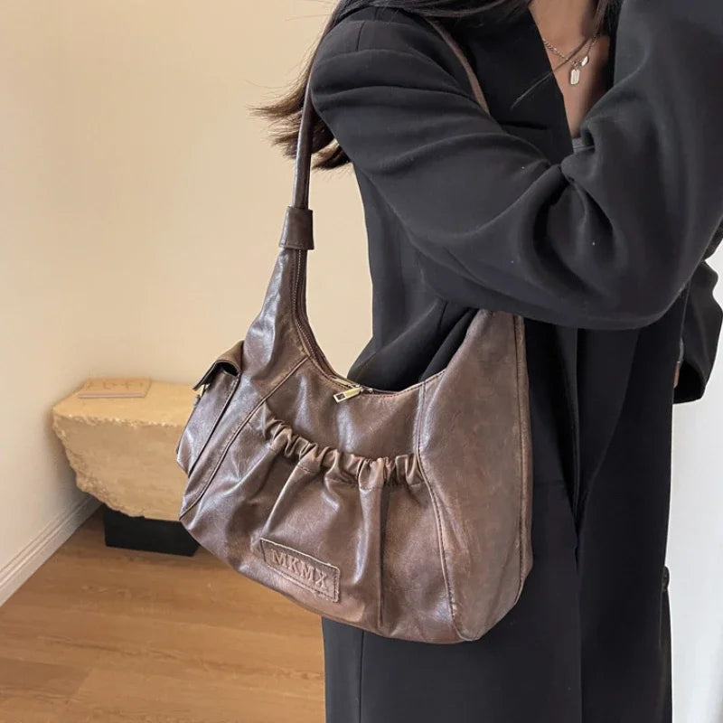 Fay – compacte underarm schoudertas van glad kunstleer met retro vormen