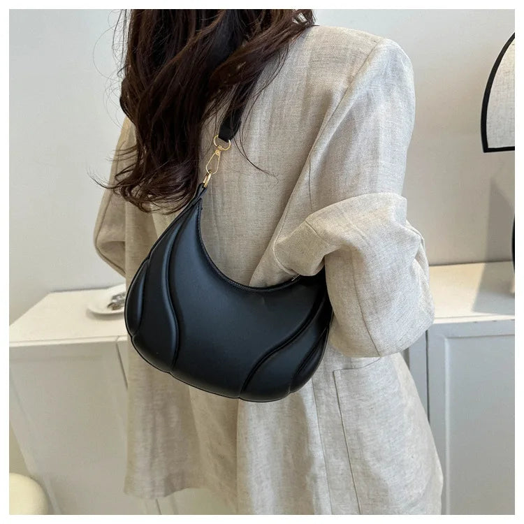 Mae – saddle schoudertas van pu leer met retro lijnen en verstelbare riem
