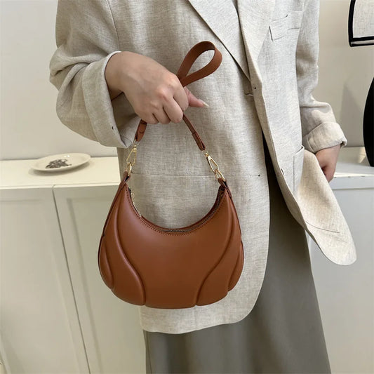Mae – saddle schoudertas van pu leer met retro lijnen en verstelbare riem