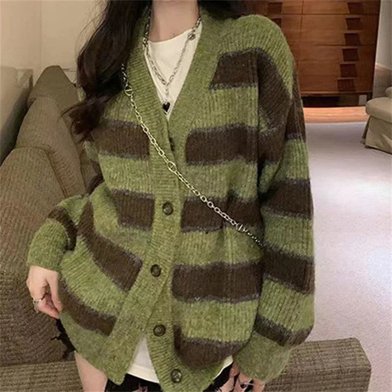 Romy – retro cardigan vest met groene strepen en v-hals in relaxed fit