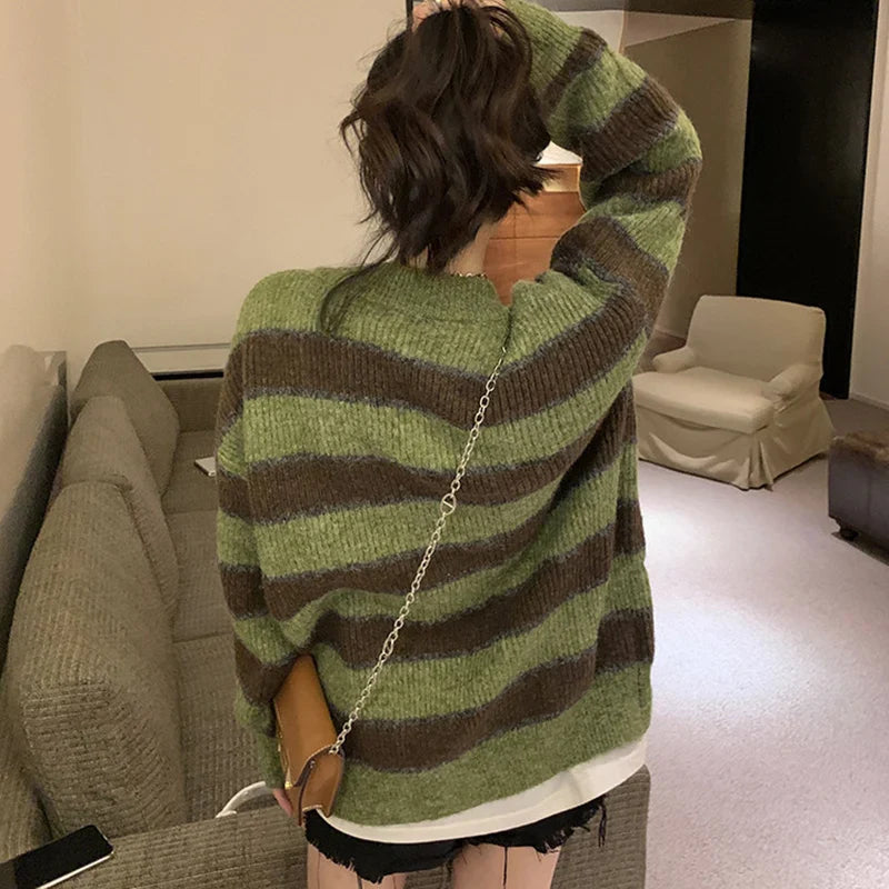 Romy – retro cardigan vest met groene strepen en v-hals in relaxed fit