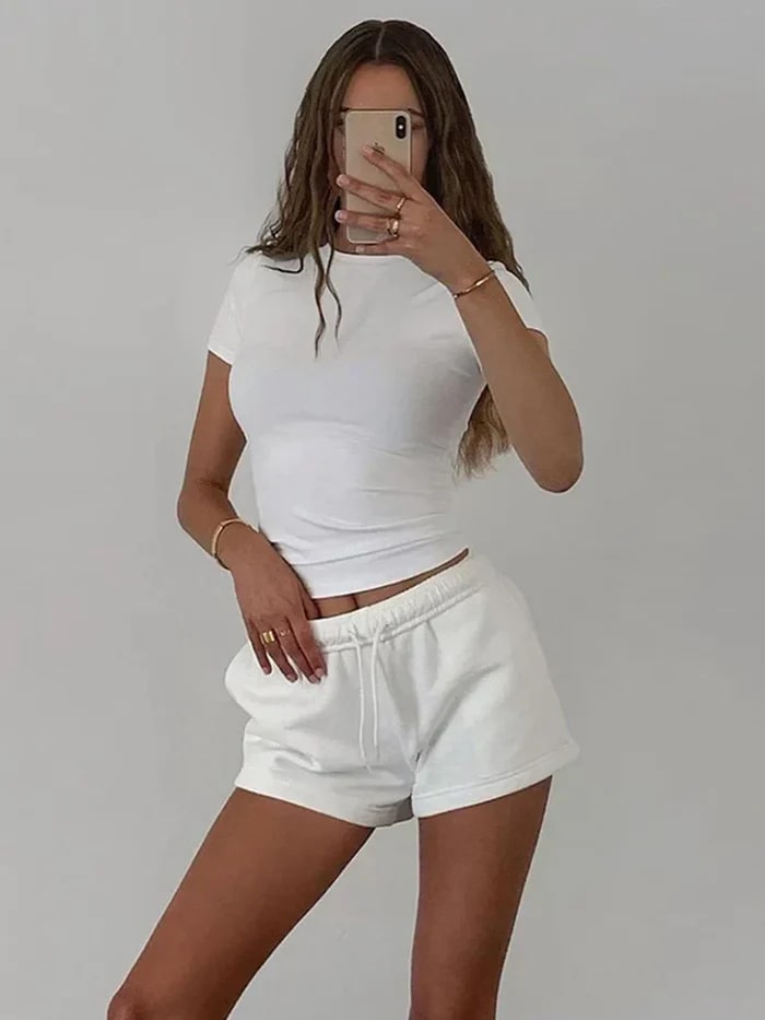 Claire – Getailleerde croop top met ronde hals
