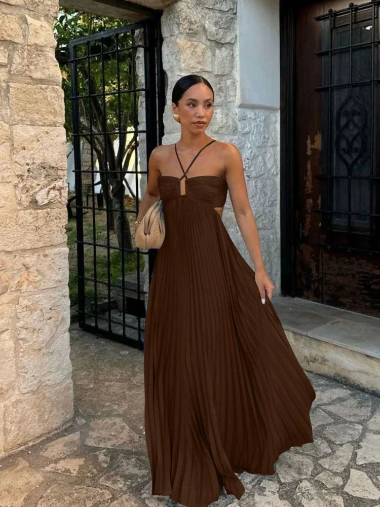 Irene – Zandkleurige plissé maxi-jurk met elegante V-hals en vloeiende rok