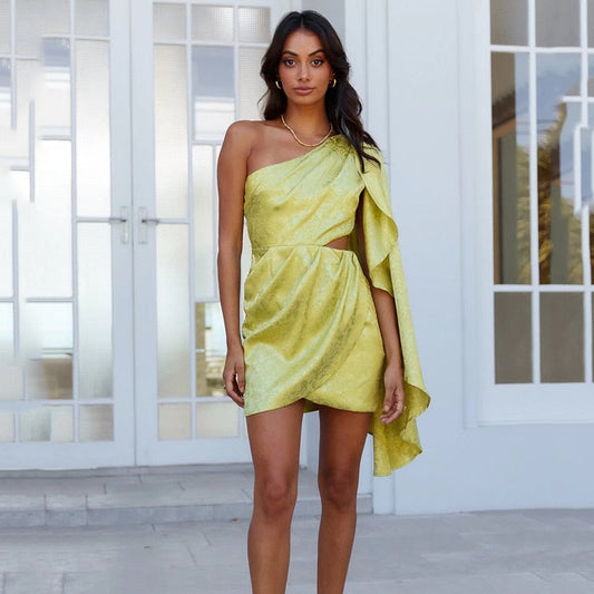 Lea – One-shoulder mini-jurk met glanzende stof en cut-out