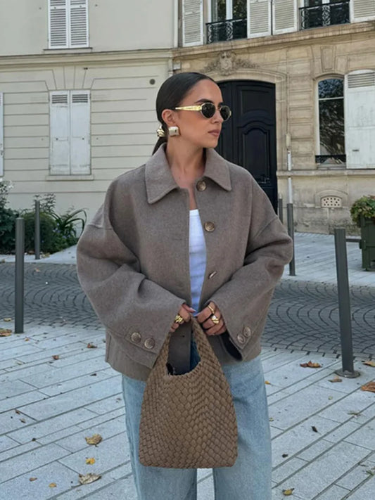 Arden – oversized wolmix jas met statement knopen en klassieke kraag