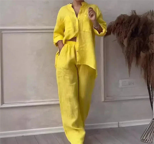 Lotte – Katoen-linnen set met V-hals blouse en relaxte broek