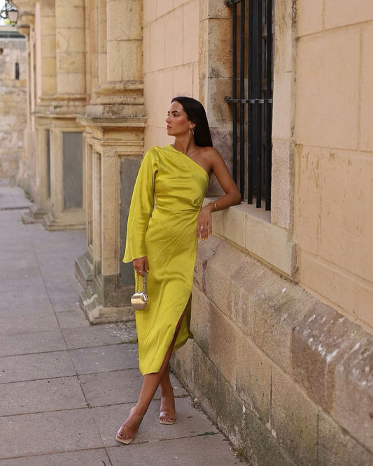 Amaya – Satijnen one shoulder jurk met midi-lengte