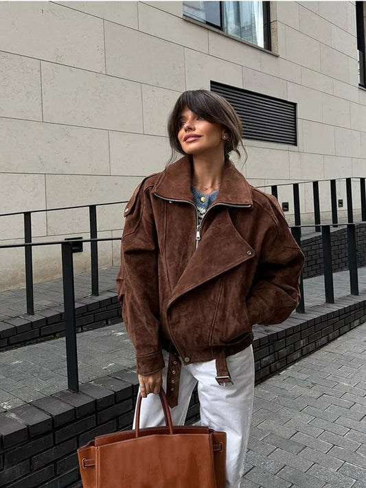Anast – suède biker jas met oversized kraag en tailleceintuur