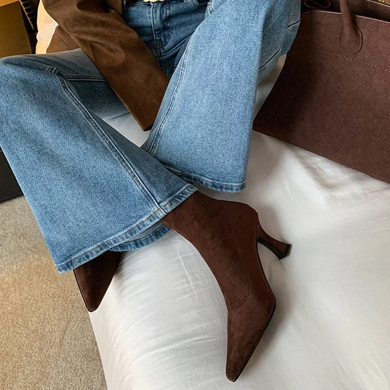 Avery – sock boots met suede-look en stilettohak