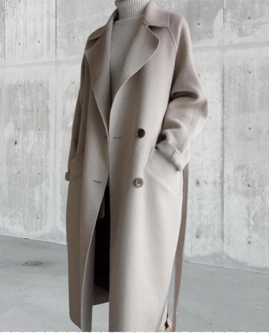 Yvonne – lange trenchcoat met smalle kraag en ceintuur