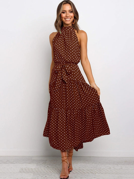 Lola – Zwart-witte halter midi-jurk met polkadots en flatterende tailleceintuur