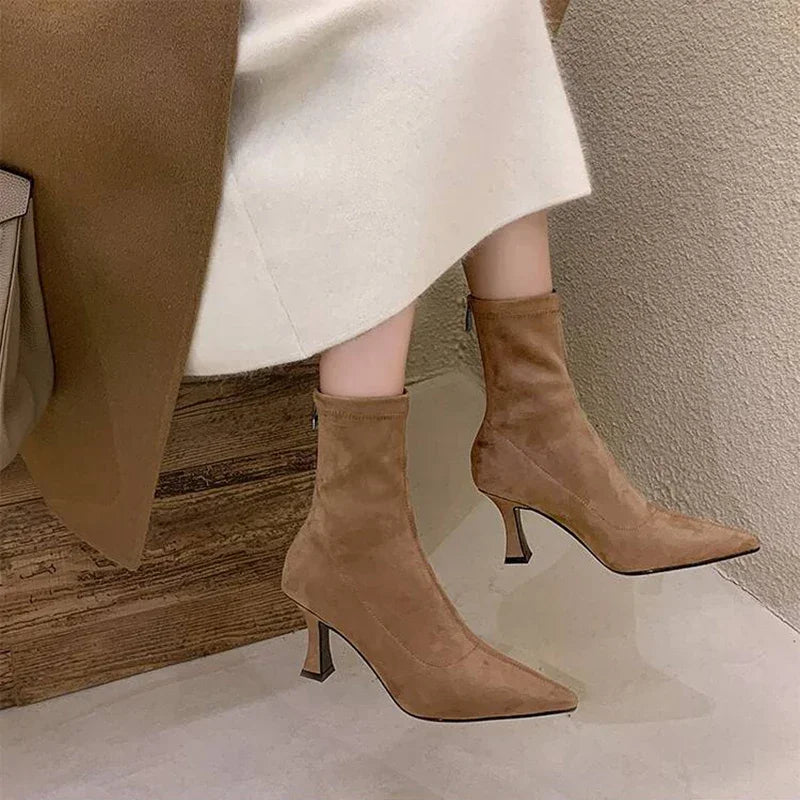 Avery – sock boots met suede-look en stilettohak