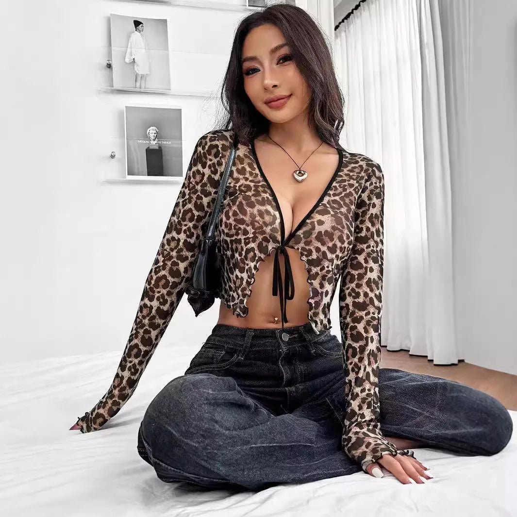 Yara – Flatterende panterblouse met flair mouwen en V-hals