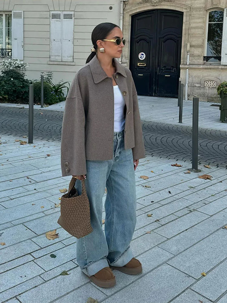 Arden – oversized wolmix jas met statement knopen en klassieke kraag