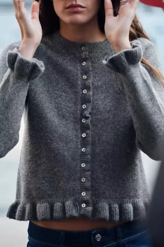 Ella – ruffled cardigan vest met ronde hals en enkele knopen