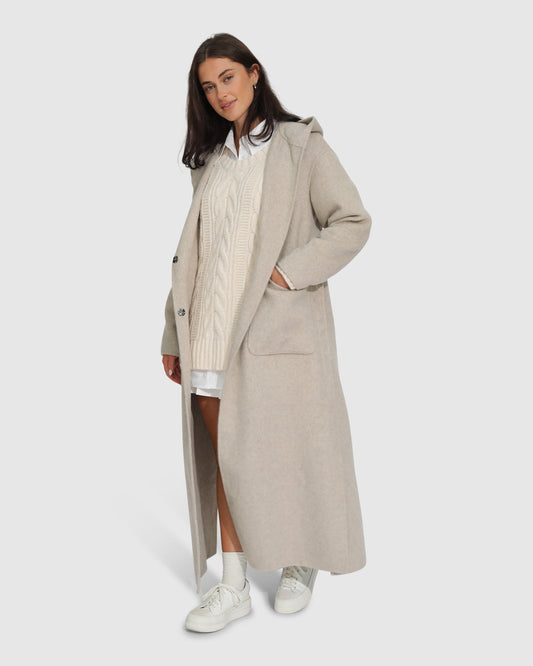 margaret – beige trenchcoat met rechte snit en lichte stof