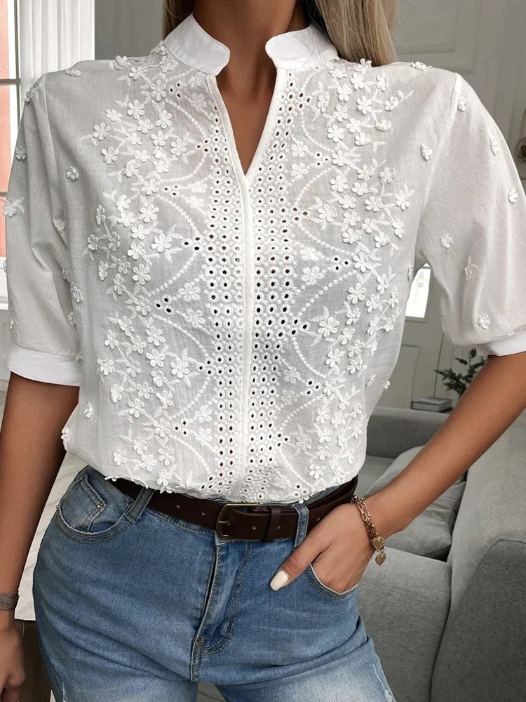 Kira - Geborduurde damesblouse met korte mouwen