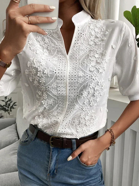 Kira - Geborduurde damesblouse met korte mouwen
