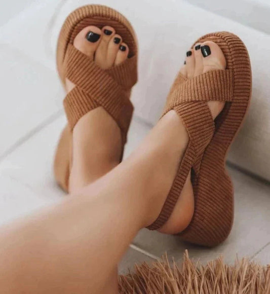 Sophia Nude – Beige sandalen met sleehak en gekruiste banden