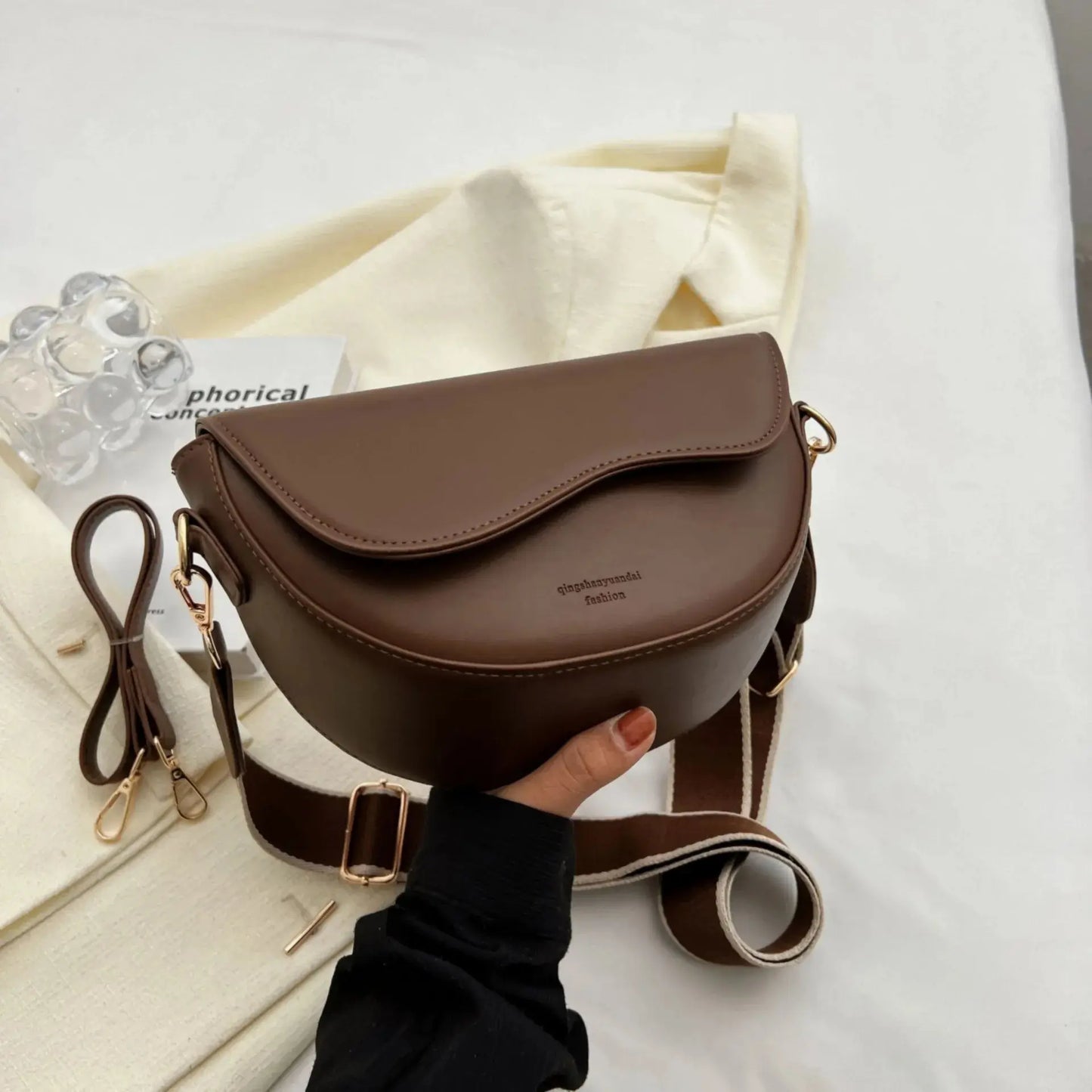 Lena – Vintage Saddle Crossbody Tas Met Flapsluiting En Ronde Vorm