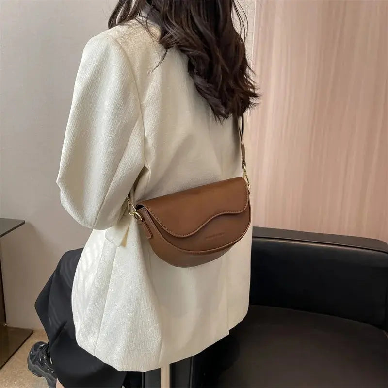 Lena – Vintage Saddle Crossbody Tas Met Flapsluiting En Ronde Vorm