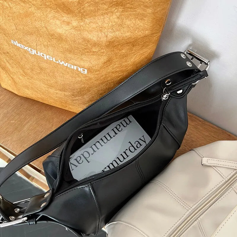 Roxy – schoudertas met metalen accenten en grove rits