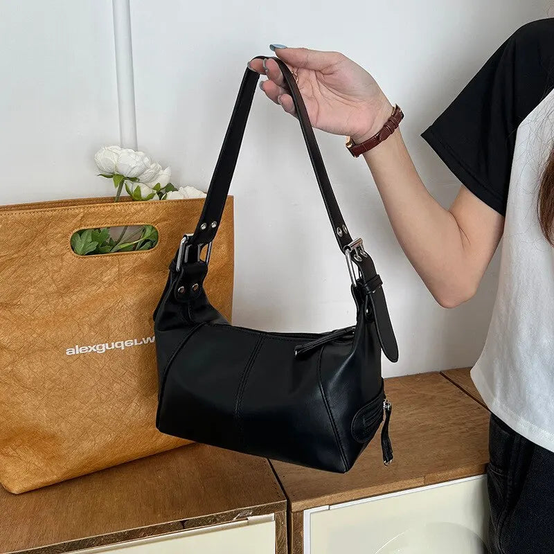 Roxy – schoudertas met metalen accenten en grove rits